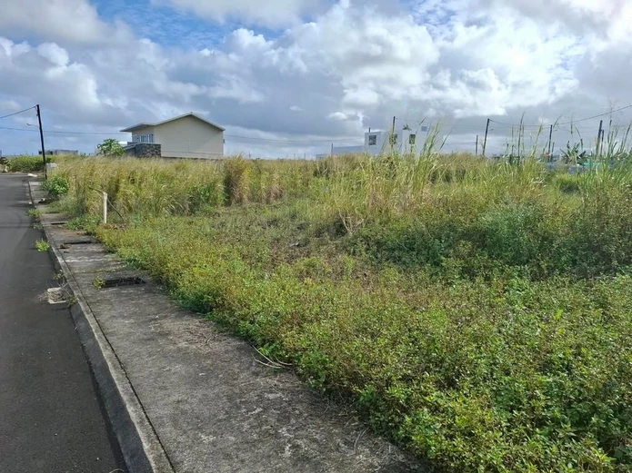 Land of 337.9 m² in Morcellement Greenview.