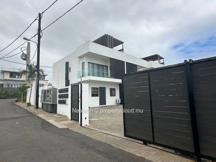 Duplex moderne de 3 chambres avec piscine privée à louer à Flic en Flac