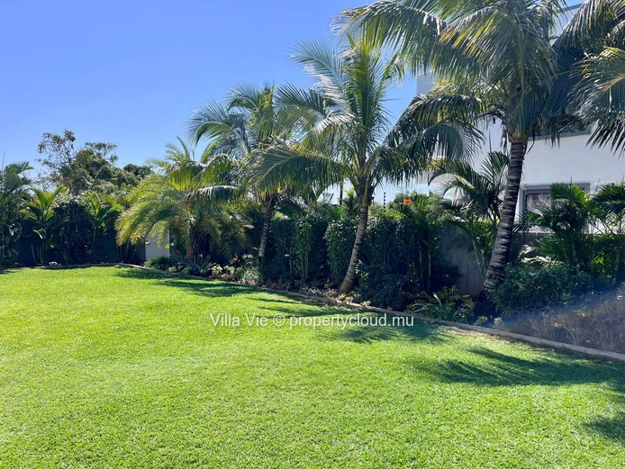 Calodyne - Elegant 4-bedroom home with swimming pool and garden