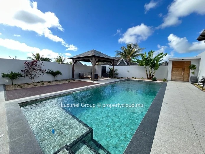 Villa contemporaine avec piscine à louer à Péreybère