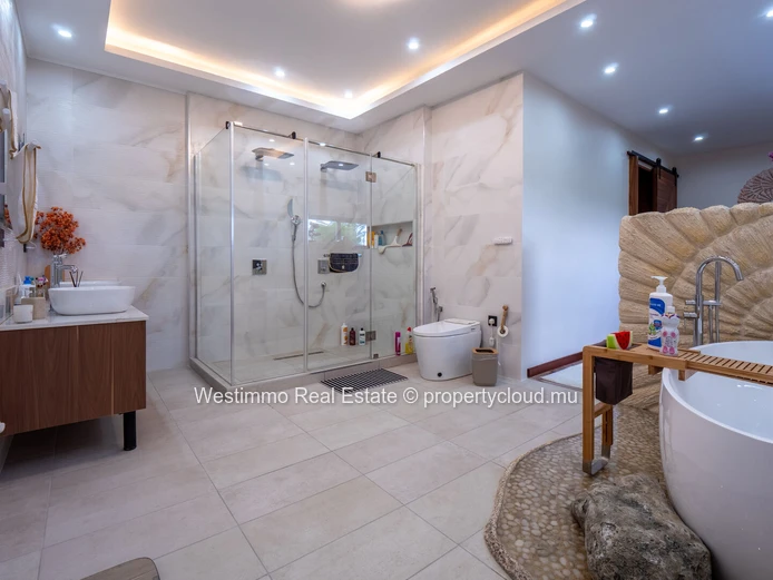 Villa d'exception de 433 m² à vendre à Beau Vallon, proche de Blue Bay