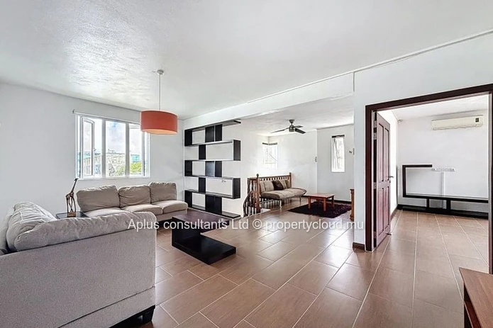 Maison meublée de 4 chambres à Rose Hill — Carrelages rétro, balcon et parking