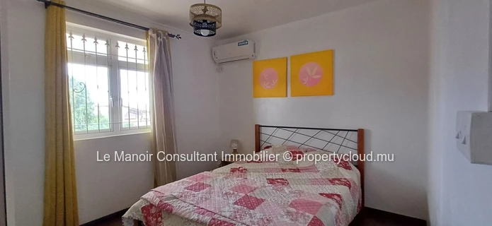 Villa for sale with private swimming pool not far from London supermarket, close to all amenities. 