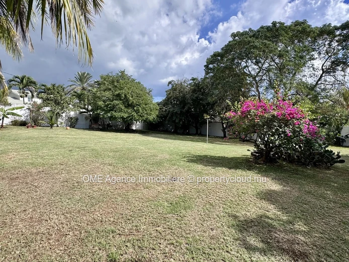 Authentique maison mauricienne sur un vaste terrain tropical avec piscine