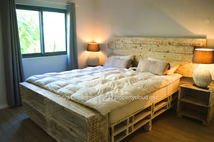 Appartement moderne et bien conçu entièrement meublé à vendre dans une résidence sécurisée.