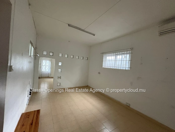 Charming 5-Bed Villa with Fireplace & Garage in Curepipe