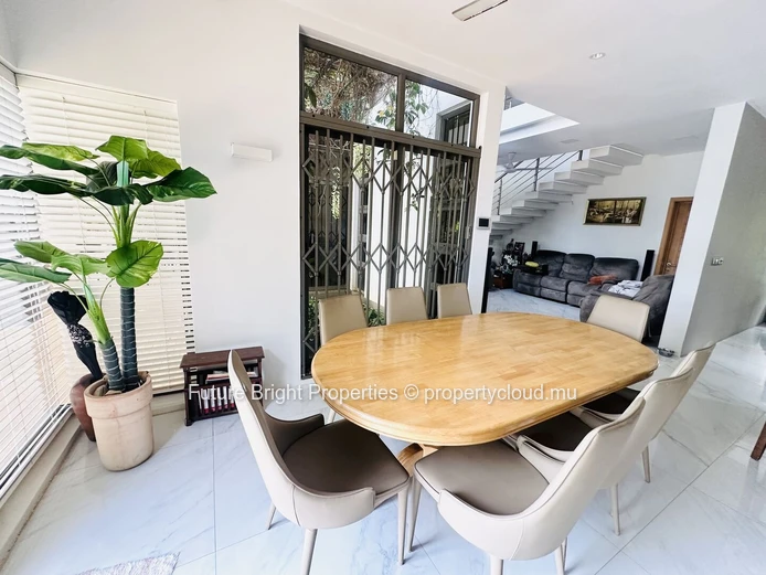 À vendre : Une œuvre contemporaine avec un terrain expansif et un cadre de vie de luxe.