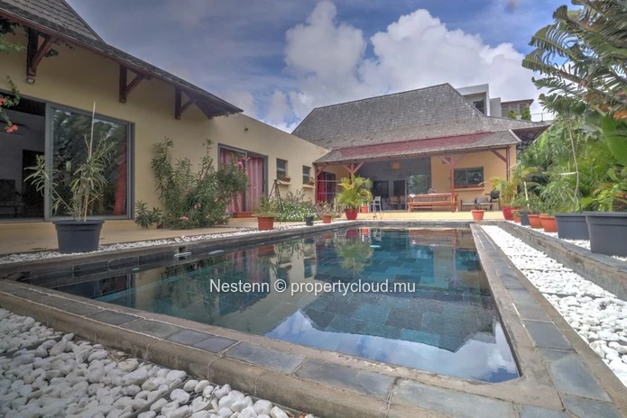 Elegant balinese-style villa on 675m² land