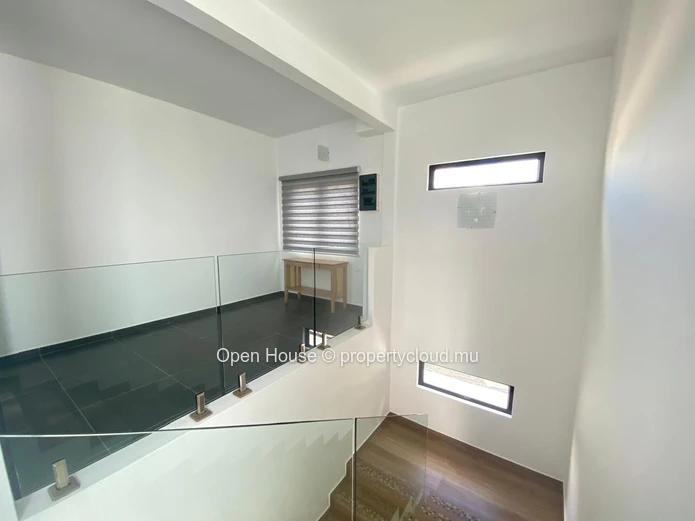 For rent in Calodyne, beautiful furnished villa on a 475m² plot. This new property offers 3 en-suite bedrooms, a priv...