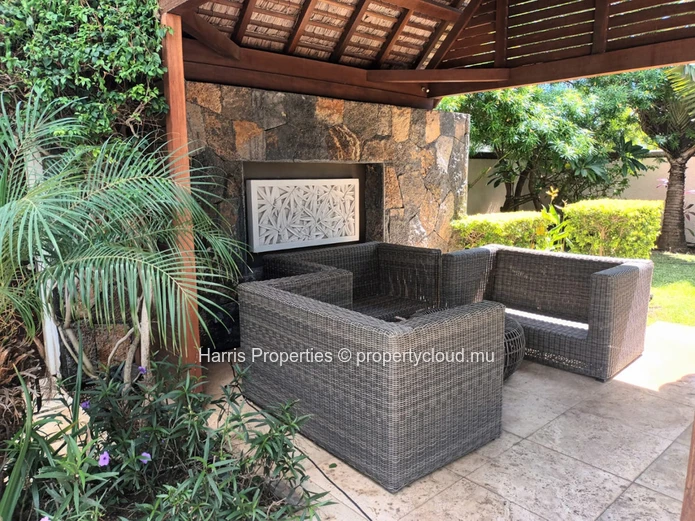 À vendre : Luxueuse Villa  de 400m2 avec 4 chambres à coucher ensuite région Grand-Baie