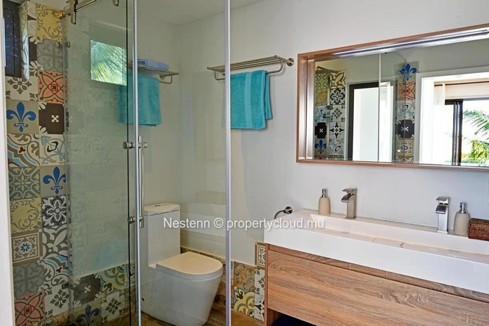 Appartement moderne de 3 chambres sur la mer meublé et décoré avec gout