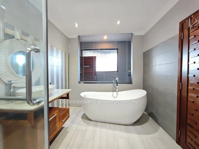 À Louer – Villa 4 Chambres Avec Piscine -Mont Choisy -Nord