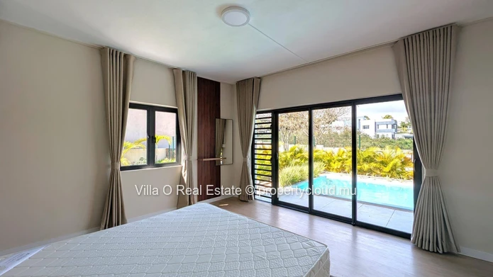 Dans une toute nouvelle résidence sécurisée, exclusive, avec un superbe jardin commun de 2000 m2, jolie maison avec j...