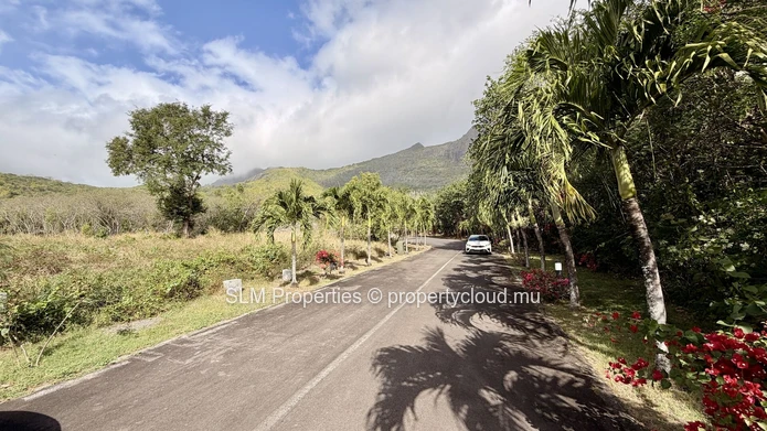 Terrain résidentiel de 1 374 m² à vendre à Pailles
