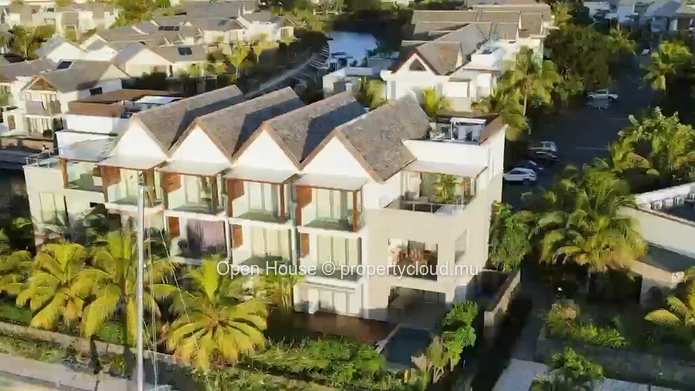 Penthouse 3 chambres avec piscine privée à louer à Rivière Noire