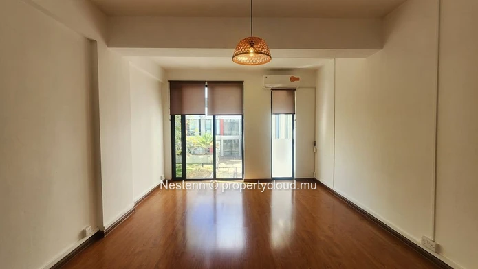 Modern office of 22.5 m² with a private parking and convenient amenities nearby.