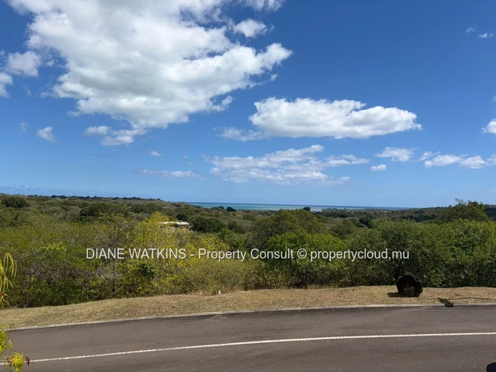 Terrain d’exception à vendre à Petite Rivière Noire – 2 157 m² dans un domaine sécurisé exclusif