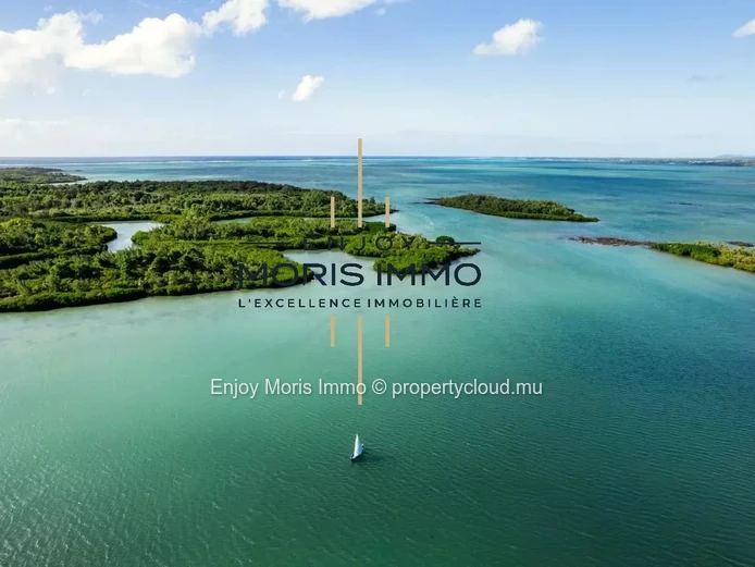 Apartment overlooking the lagoon and wild islands