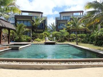 To rent - Magnificent beachfront penthouse in a 24/24 secured residence in Belle Mare