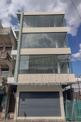 Investissez au cœur de Port-Louis: Bâtiment commercial moderne – Emplacement stratégique, prêts à exploiter