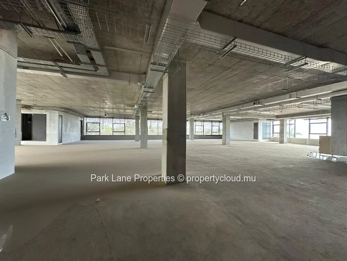 Superbes bureaux à vendre à Grand Baie - Parking sécurisé, Meublé, Climatisation - Ne manquez pas cette opportunité !