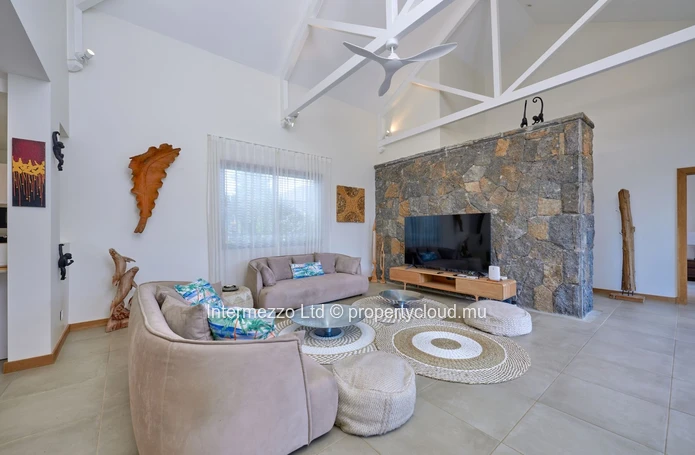 Villa 4 chambres en suite avec studio indépendant à vendre – Domaine de Mahé, Grand Baie – Jardin tropical & sécurité €
