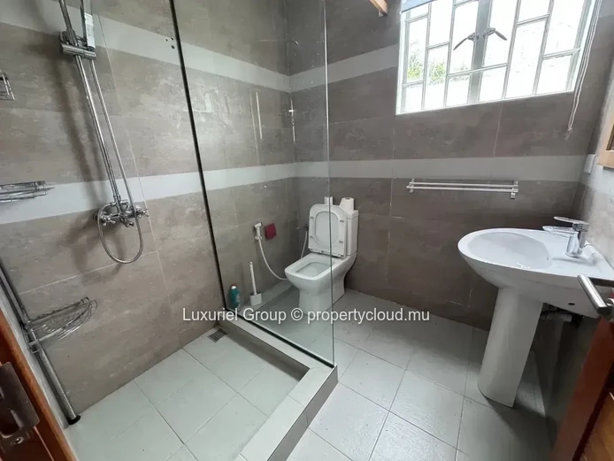 Villa Familiale 5 Chambres Avec Piscine À Louer 
