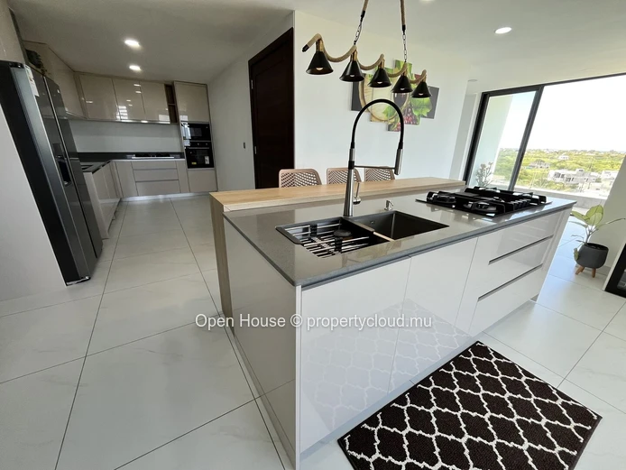 3-bedroom penthouse with private pool for rent in Péreybère