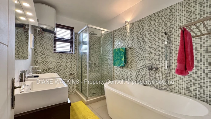 4-bedroom penthouse for sale in La Preneuse, walking distance to the beach with panoramic terrace and mountain views