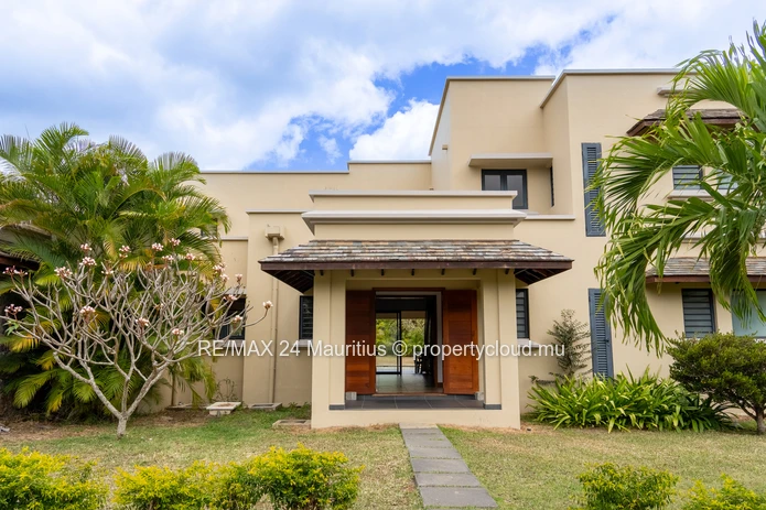 Exclusive 5-Bedroom Villa Bordering Black River National Park