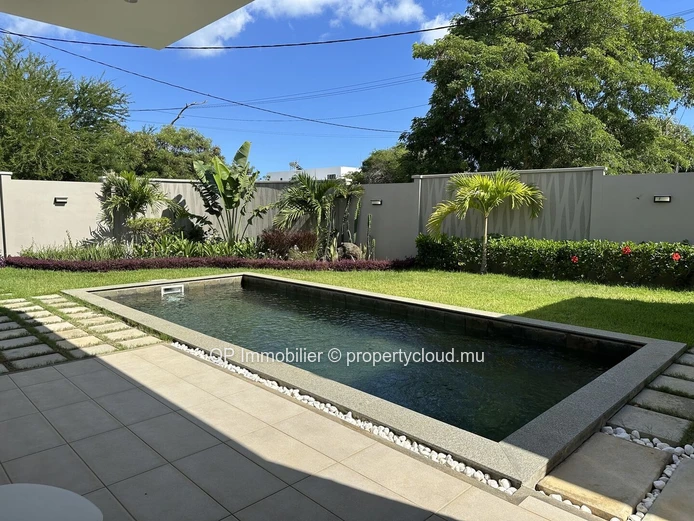 Maison à vendre à Cap Malheureux, Grand Baie, 151m², terrain 325m², 2 chambres, piscine privée, proche commodités. Pr...