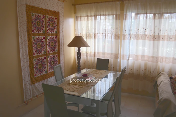 Flic en Flac à louer appartement 2 chambres dans villa à 300 mètres de la plage avec jardin commun