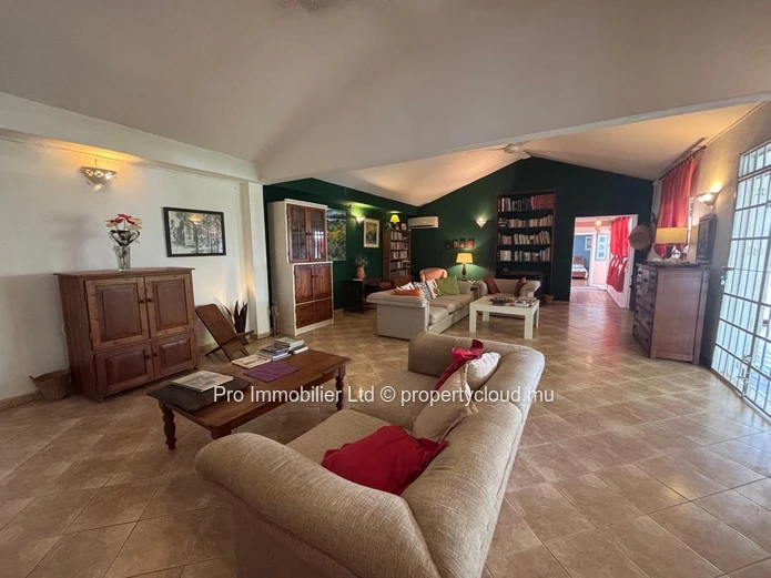 SPACIOUS FAMILY RESIDENCE WITH INDEPENDENT STUDIO & EXTENSIVE OUTBUILDINGS Pereybere Grand Baie.