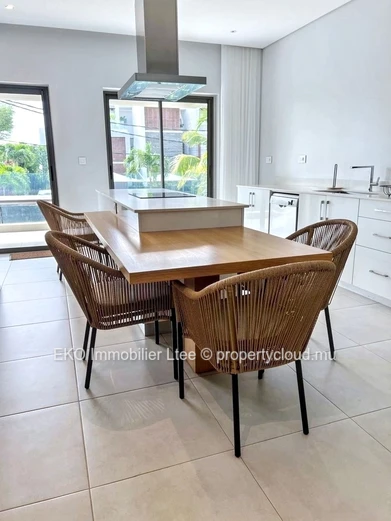 Stunning 2-Bedroom Apartment with Pool in Pointe aux Canonniers