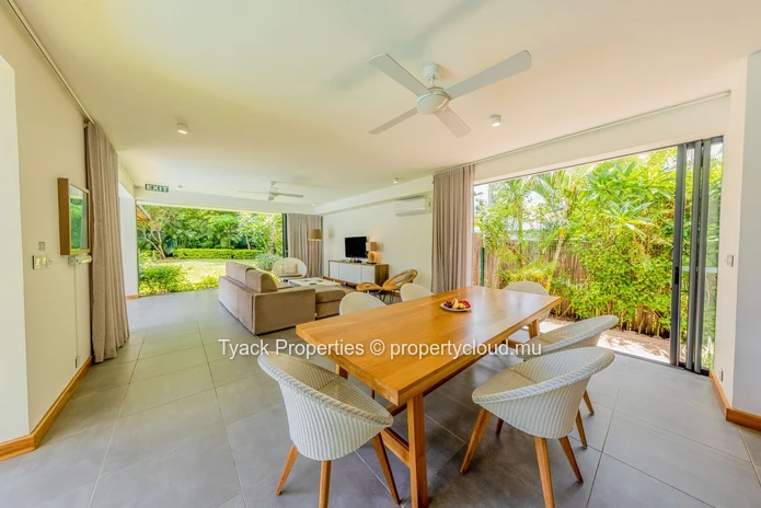 Villa de Luxe à Rivière Noire – 4 Chambres, Piscine et Services Hôteliers