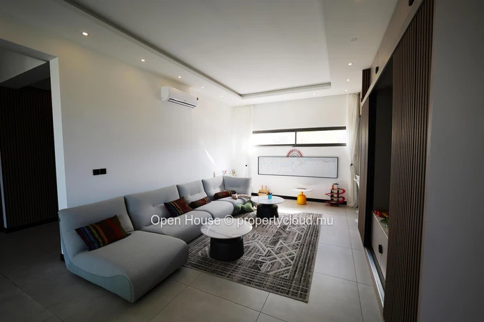 PDS villa for sale in Grand Baie, 214m² living space, 527m² land, 3 bedrooms, private pool, luxurious interior and ex...