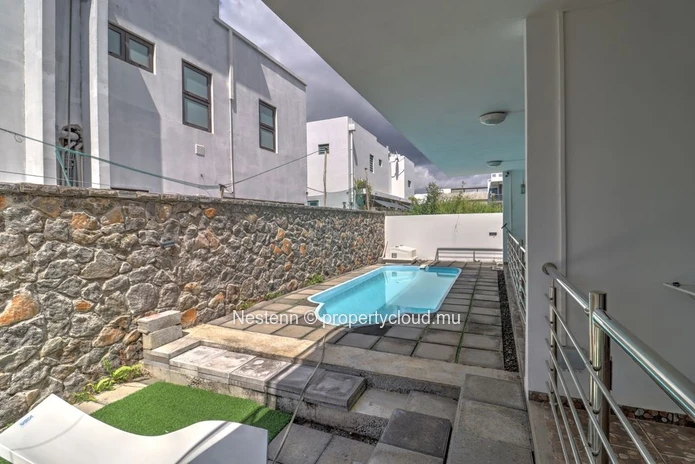 Appartement moderne de 2 chambres avec salle de bains privative et piscine