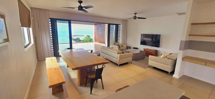 Découvrez ce sublime penthouse pieds dans l'eau de 210 m², entièrement meublé et équipé, situé à Pointe aux Biches. U...