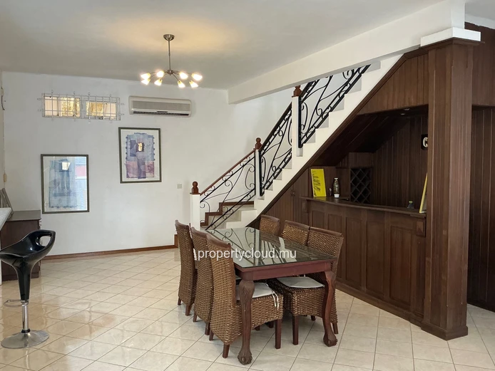 FOR RENT, charming duplex villa in a secure complex, 2 minutes from the public beach, Pereybere