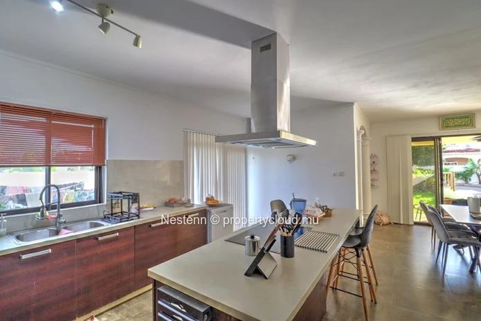 Spacieux Triplex meublé à vendre à Arsena