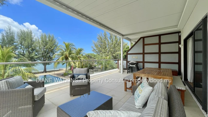 Penthouse en bord de mer à vendre à Rivière Noire | 3 chambres, vue sur la mer et terrasse spacieuse