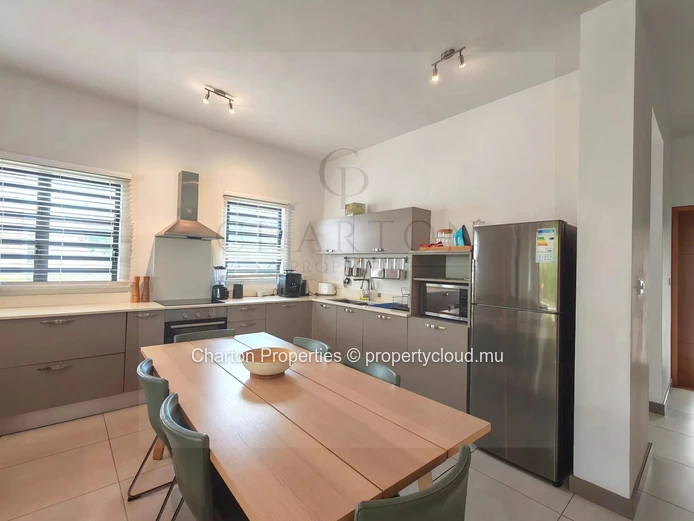Duplex de 3 chambres avec piscine et jardin en bord de rivière à Rivière Noire