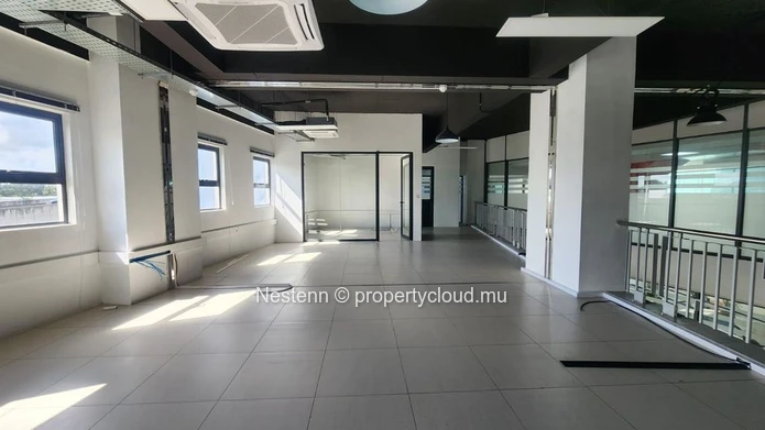 Bureau moderne de 292 m² à Phoenix, avec 6 places de parking, ascenseur privé, groupe électrogène, parking sécurisé e...