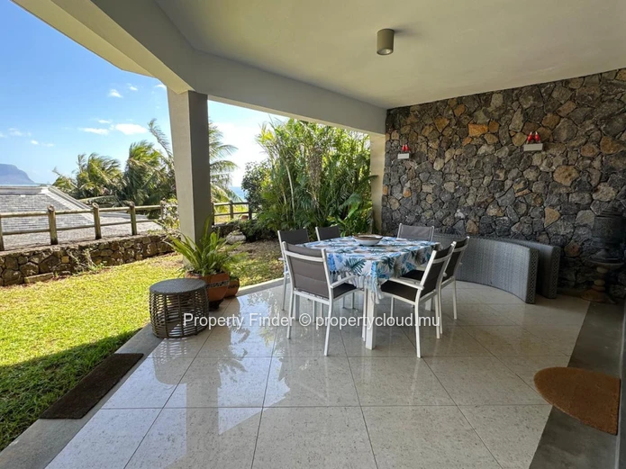 Charmant Appartement au Rez-de-Chaussée avec Vue sur le Lagon et le Morne à Rivière Noire