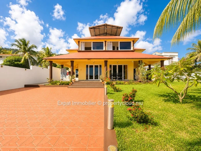 Magnifique villa 3 chambres avec grand jardin et piscine à louer à La Gaulette