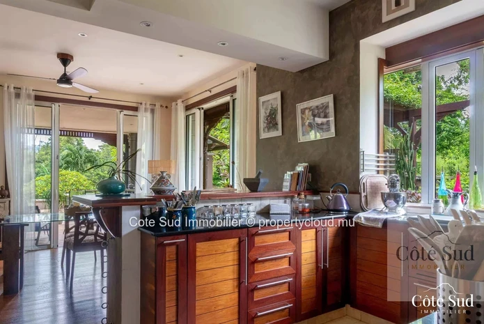 Villa for sale with view of the golf course and forest