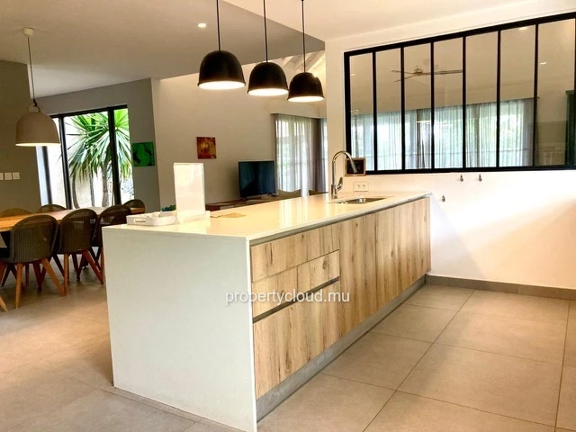 A vendre villa de 4 chambres en suite accessible aux étrangers à Grand Gaube.