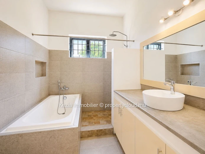 Contemporary Villa With Generous Volumes, Hidden From View