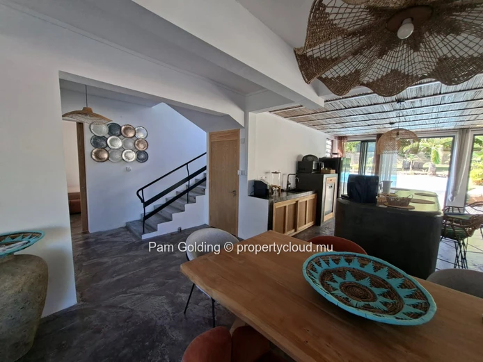 Élégante Maison Rénovée de 4 Chambres avec Piscine à Débordement et Vue sur La Tourelle