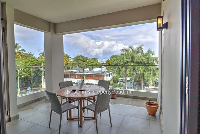 Bel appartement de trois chambres avec terrasse et vue sur la mer